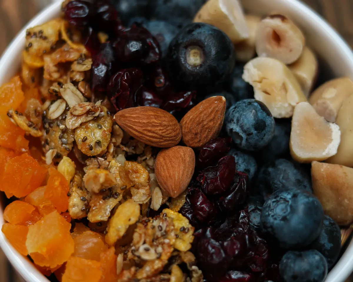 Close da granola com amêndoas, damasco, cranberry e mirtilo